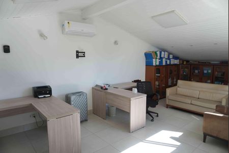 Casa de condomínio para alugar com 405m², 2 quartos e 4 vagasEscritório