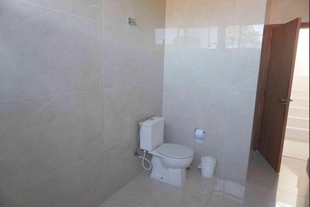 Casa de condomínio para alugar com 405m², 2 quartos e 4 vagasBanheiro