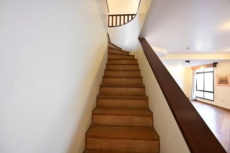 Apartamento à venda com 692m², 4 quartos e 4 vagasEscada
