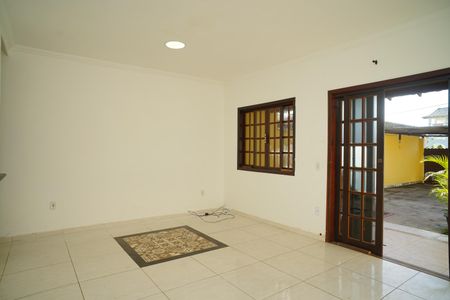 Sala de casa para alugar com 2 quartos, 90m² em Parque Eldorado, Maricá