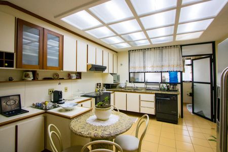 Apartamento à venda com 156m², 4 quartos e 3 vagasCozinha