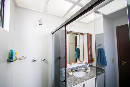 Apartamento à venda com 156m², 4 quartos e 3 vagasBanheiro do quarto 1