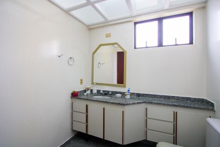 Apartamento à venda com 156m², 4 quartos e 3 vagasBanheiro social