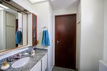 Apartamento à venda com 156m², 4 quartos e 3 vagasBanheiro do quarto 1