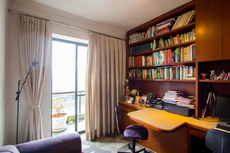 Apartamento à venda com 156m², 4 quartos e 3 vagasQuarto 2