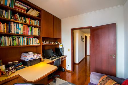 Apartamento à venda com 156m², 4 quartos e 3 vagasQuarto 2