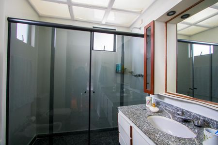 Apartamento à venda com 156m², 4 quartos e 3 vagasBanheiro do quarto 1