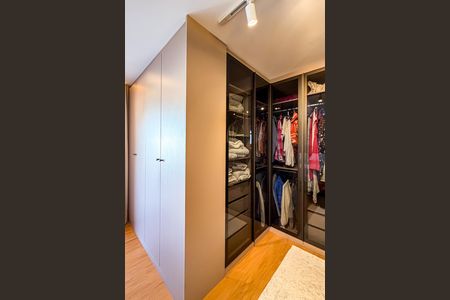 Apartamento à venda com 105m², 2 quartos e 2 vagas Apartamento à venda com 105m², 2 quartos e 2 vagasCloset da suíte 1