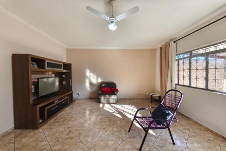 Casa à venda com 260m², 3 quartos e 3 vagasSala