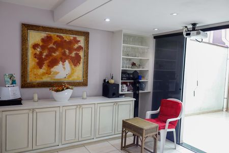 Casa à venda com 215m², 3 quartos e 2 vagas Casa à venda com 215m², 3 quartos e 2 vagasSala de TV