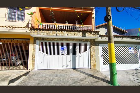 Casa à venda com 215m², 3 quartos e 2 vagas Casa à venda com 215m², 3 quartos e 2 vagasFachada
