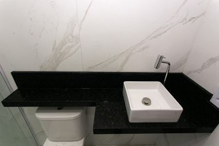 Casa de condomínio à venda com 174m², 3 quartos e 2 vagasBanheiro Social