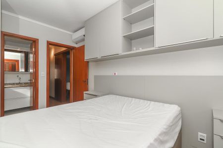Quarto Suíte de apartamento para alugar com 2 quartos, 64m² em Petrópolis, Porto Alegre