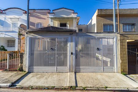 Casa para alugar com 156m², 2 quartos e 3 vagas Casa para alugar com 156m², 2 quartos e 3 vagasFachada