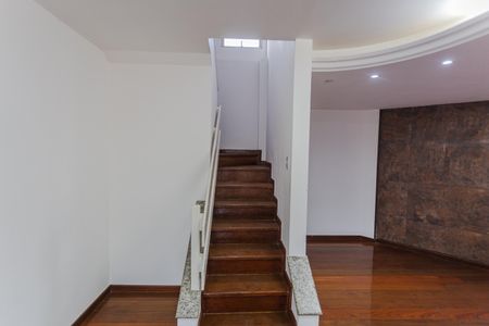 Apartamento à venda com 220m², 3 quartos e 2 vagasEscada de Acesso a Cobertura