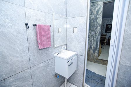 Banheiro 1 de casa para alugar com 2 quartos, 68m² em Cecília, Viamão