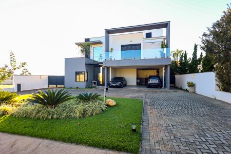 Casa de condomínio para alugar com 509m², 4 quartos e 6 vagas Casa de condomínio para alugar com 509m², 4 quartos e 6 vagasFachada
