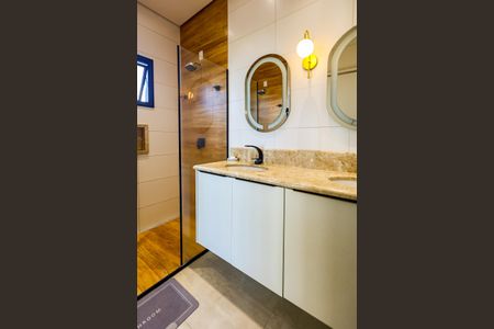 Casa de condomínio para alugar com 509m², 4 quartos e 6 vagas Casa de condomínio para alugar com 509m², 4 quartos e 6 vagasBanheiro Suite master