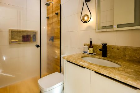 Casa de condomínio para alugar com 509m², 4 quartos e 6 vagas Casa de condomínio para alugar com 509m², 4 quartos e 6 vagasBanheiro da Suíte 1