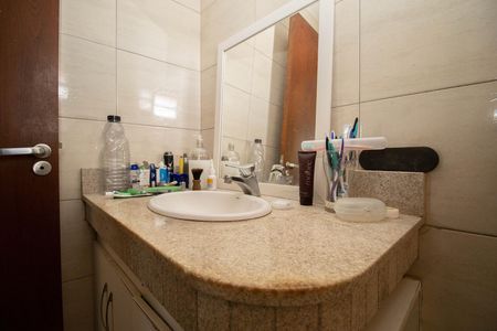 Casa de condomínio para alugar com 450m², 3 quartos e 4 vagas Casa de condomínio para alugar com 450m², 3 quartos e 4 vagasBanheiro da Suíte 2