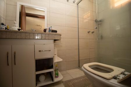 Casa de condomínio para alugar com 450m², 3 quartos e 4 vagas Casa de condomínio para alugar com 450m², 3 quartos e 4 vagasBanheiro da Suíte 2
