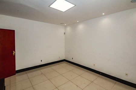 Casa à venda com 5 quartos, 257m² em Heliópolis, Belo Horizonte