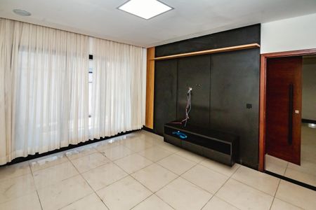 Casa à venda com 5 quartos, 257m² em Heliópolis, Belo Horizonte