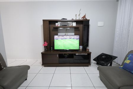 Casa à venda com 90m², 2 quartos e 2 vagasSala