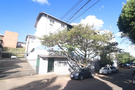 Fachada do Prédio com a placa de apartamento para alugar com 2 quartos, 51m² em Vila Nova, Novo Hamburgo