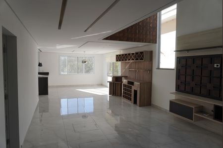Casa de condomínio à venda com 470m², 4 quartos e 4 vagasSala