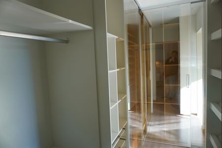 Casa de condomínio à venda com 470m², 4 quartos e 4 vagasCloset