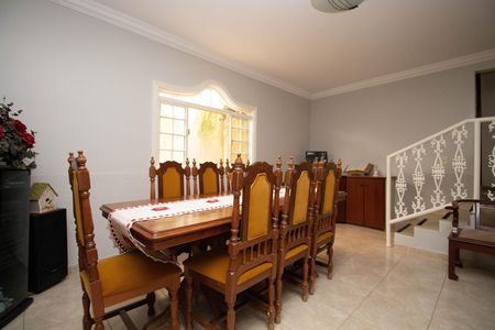 Casa à venda com 250m², 3 quartos e 4 vagas Casa à venda com 250m², 3 quartos e 4 vagasSala 2