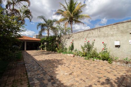 Casa à venda com 250m², 3 quartos e 4 vagas Casa à venda com 250m², 3 quartos e 4 vagasGaragem