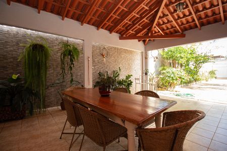 Casa à venda com 250m², 3 quartos e 4 vagas Casa à venda com 250m², 3 quartos e 4 vagasVaranda