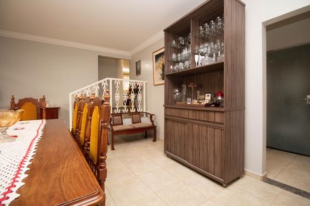 Casa à venda com 250m², 3 quartos e 4 vagas Casa à venda com 250m², 3 quartos e 4 vagasSala 2