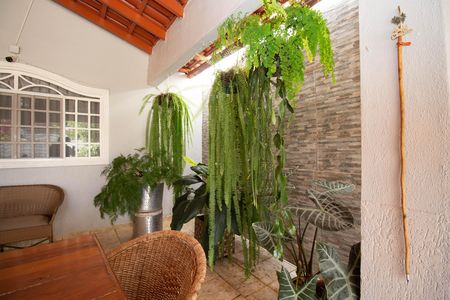 Casa à venda com 250m², 3 quartos e 4 vagas Casa à venda com 250m², 3 quartos e 4 vagasVaranda