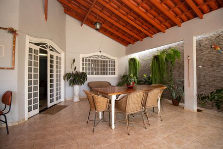 Casa à venda com 250m², 3 quartos e 4 vagas Casa à venda com 250m², 3 quartos e 4 vagasVaranda