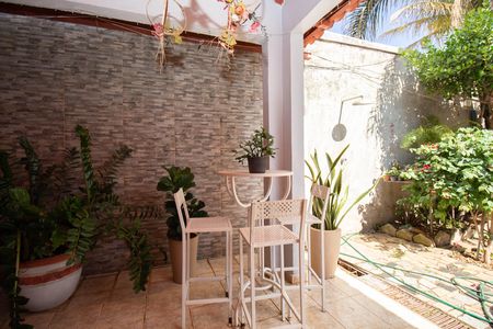 Casa à venda com 250m², 3 quartos e 4 vagas Casa à venda com 250m², 3 quartos e 4 vagasVaranda