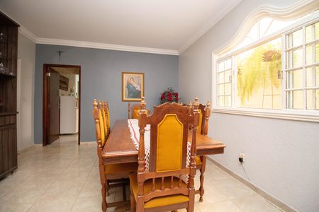 Casa à venda com 250m², 3 quartos e 4 vagas Casa à venda com 250m², 3 quartos e 4 vagasSala 2