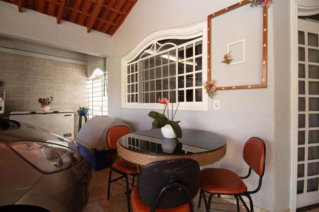 Casa à venda com 250m², 3 quartos e 4 vagas Casa à venda com 250m², 3 quartos e 4 vagasVaranda