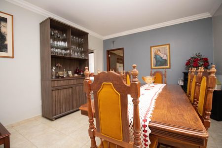 Casa à venda com 250m², 3 quartos e 4 vagas Casa à venda com 250m², 3 quartos e 4 vagasSala 2