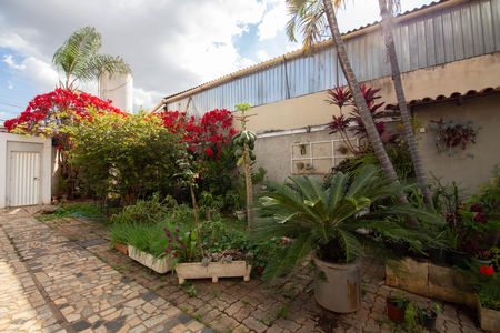 Casa à venda com 250m², 3 quartos e 4 vagas Casa à venda com 250m², 3 quartos e 4 vagasQuintal