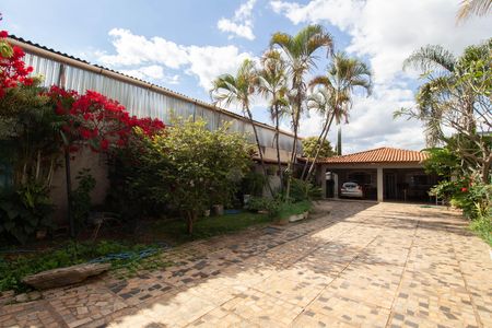 Casa à venda com 250m², 3 quartos e 4 vagas Casa à venda com 250m², 3 quartos e 4 vagasGaragem