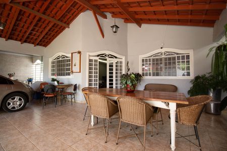 Casa à venda com 250m², 3 quartos e 4 vagas Casa à venda com 250m², 3 quartos e 4 vagasVaranda