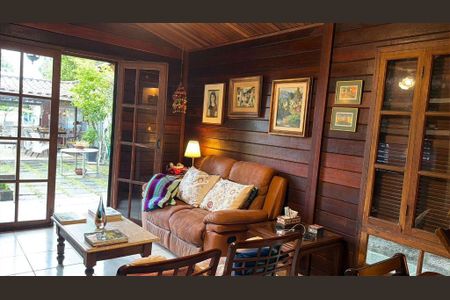 Casa à venda com 130m², 2 quartos e 5 vagas