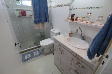 Banheiro de casa de condomínio à venda com 3 quartos, 300m² em Taquara, Rio de Janeiro