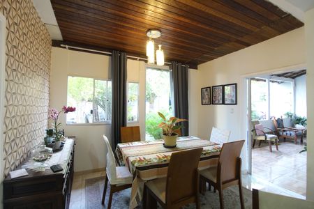 Sala de casa de condomínio à venda com 3 quartos, 300m² em Taquara, Rio de Janeiro