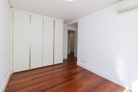 Apartamento à venda com 350m², 4 quartos e 5 vagas Apartamento à venda com 350m², 4 quartos e 5 vagasSuíte 3