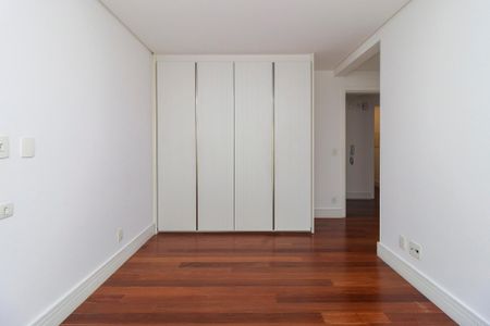 Apartamento à venda com 350m², 4 quartos e 5 vagas Apartamento à venda com 350m², 4 quartos e 5 vagasSuíte 3
