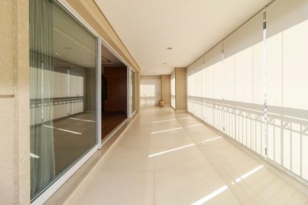 Apartamento à venda com 350m², 4 quartos e 5 vagas Apartamento à venda com 350m², 4 quartos e 5 vagasSala - Varanda